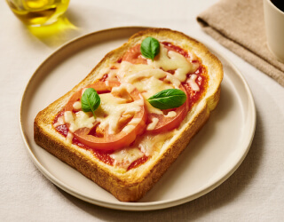 フレッシュトマトのピザトーストの写真