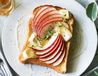 りんごとカマンベールチーズのハニートーストの写真
