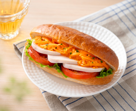 サラダチキンとキャロットラペのサンドイッチの写真