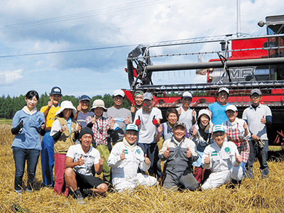 北海道の国産小麦生産者のみなさんと盛田社長（前列右）